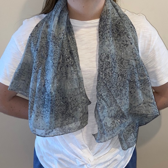 NEW Gray/Silver Patterned Scarf - Picture 1 of 2